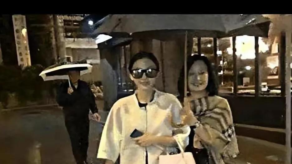 Angelababy|杨颖妈妈信息被曝：赚钱养家靠女儿，敢出远门闯荡，不顾子女前程