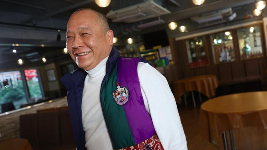 香港知名男星商演晒巨肚，像怀孕4到5个月，健康状况惹人担忧