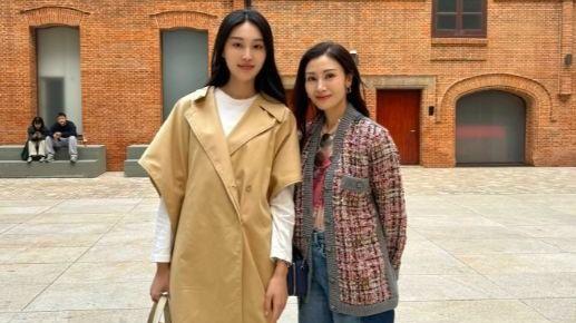 53岁李嘉欣与素人合影沦为陪衬！颧骨高脸颊凹很紧绷，曝夫妻感情