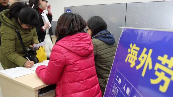 工人|每年汇回中国数千亿，到底有多少中国人出国打工，平均工资多少？