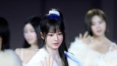 谁是SBS歌谣大战红毯最佳着装？张元英短裙亮眼，她靠露肩装吸睛