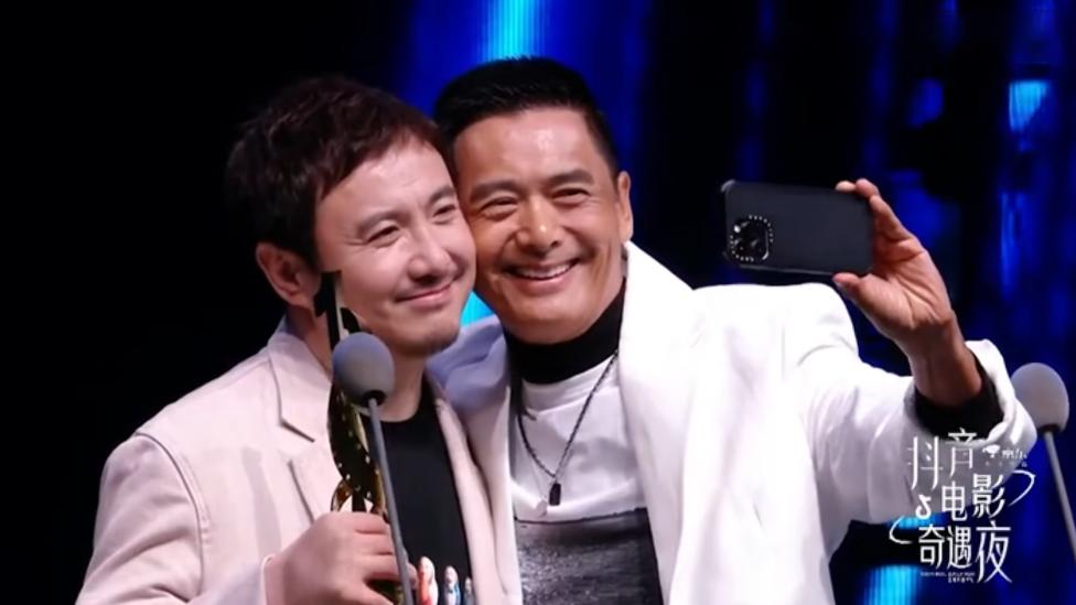 小龙女|电影奇遇夜这一晚，沈腾给周润发颁奖，吴京谢霆锋获封年度男演员