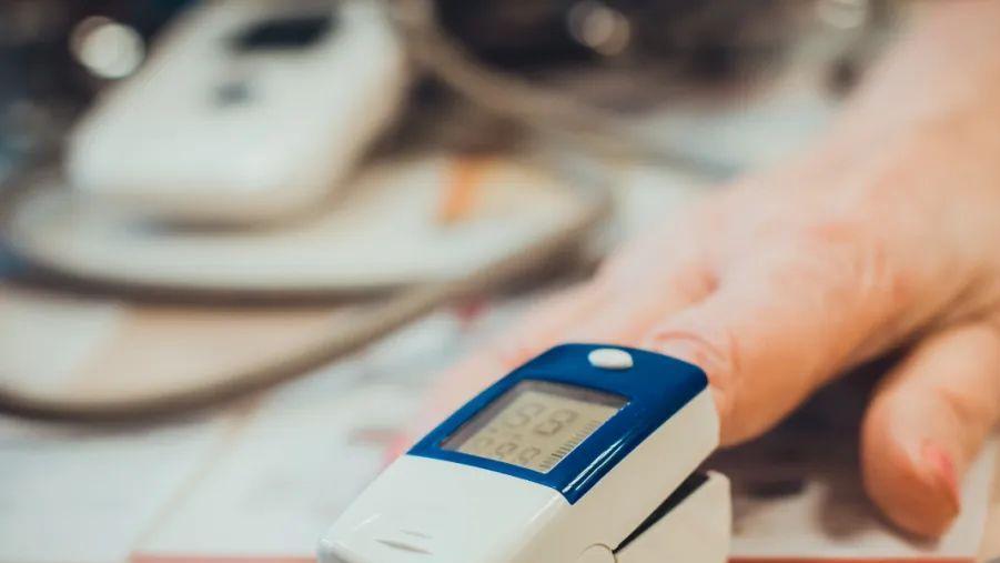 |血氧仪疯抢价格暴涨，智能手表可以成为“平替”吗？