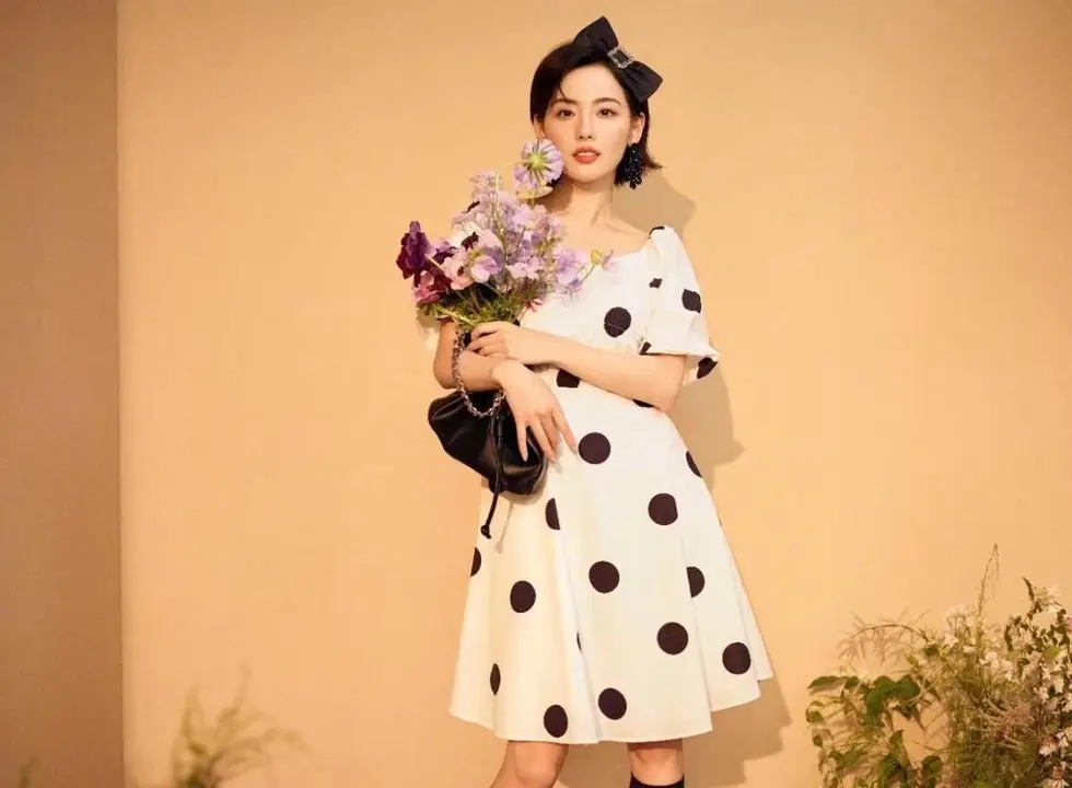 碎花裙 张嘉倪穿碎花裙海边凹造型，完美身材哪像俩娃的妈？