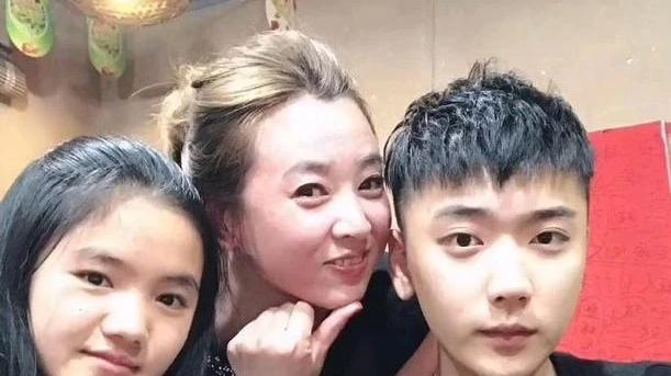 网红“李勒优”不回老家过年，决定留东北陪晋妈，被网友指责忘本