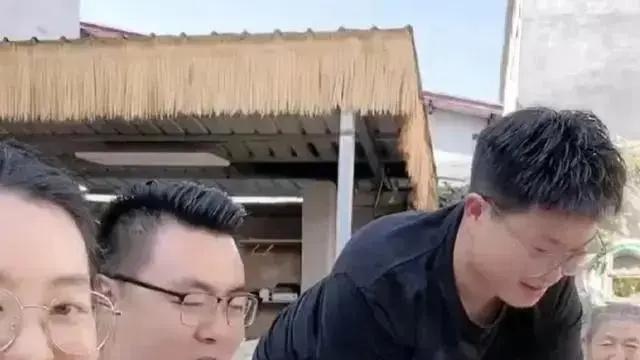 许敏直播被礼物刷屏，亲儿媳田静处境截然不同，带货热度大不如前