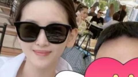 章泽天|一男子晒与章泽天亲密合照，举止亲昵，引发网友讨论