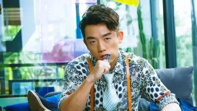 郭晶晶|骂哭华晨宇，排挤鹿晗和赵丽颖，表面一套背后一套，郑凯真会装