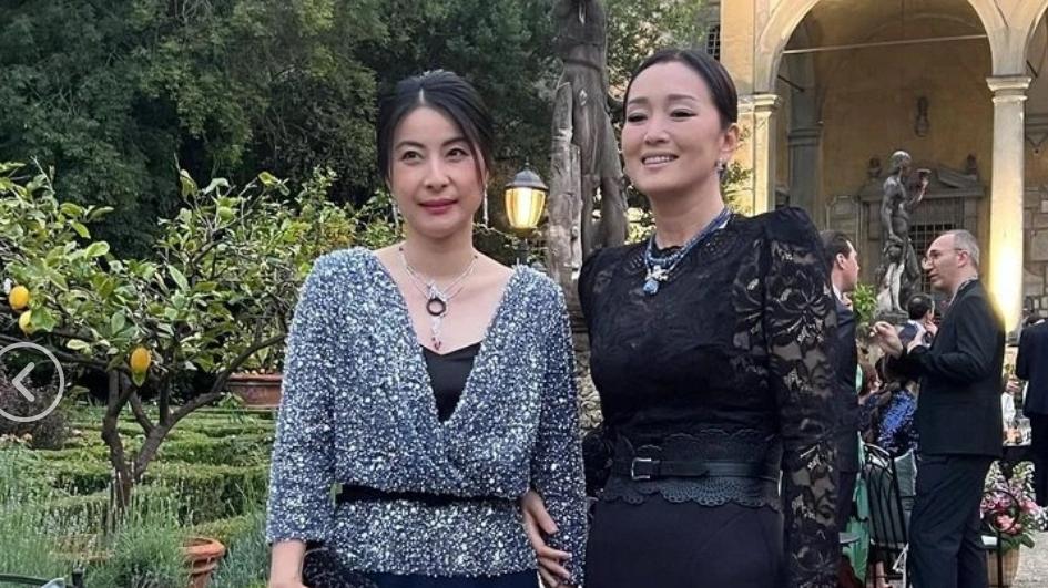 项链 巩俐和郭晶晶罕同框，挑染蓝色头发抢镜，郭晶晶戴大项链超贵气