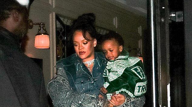 蕾哈娜|挺着二胎孕肚的蕾哈娜又发猛了！穿迷你裙抱着大儿子，孕肚还露着