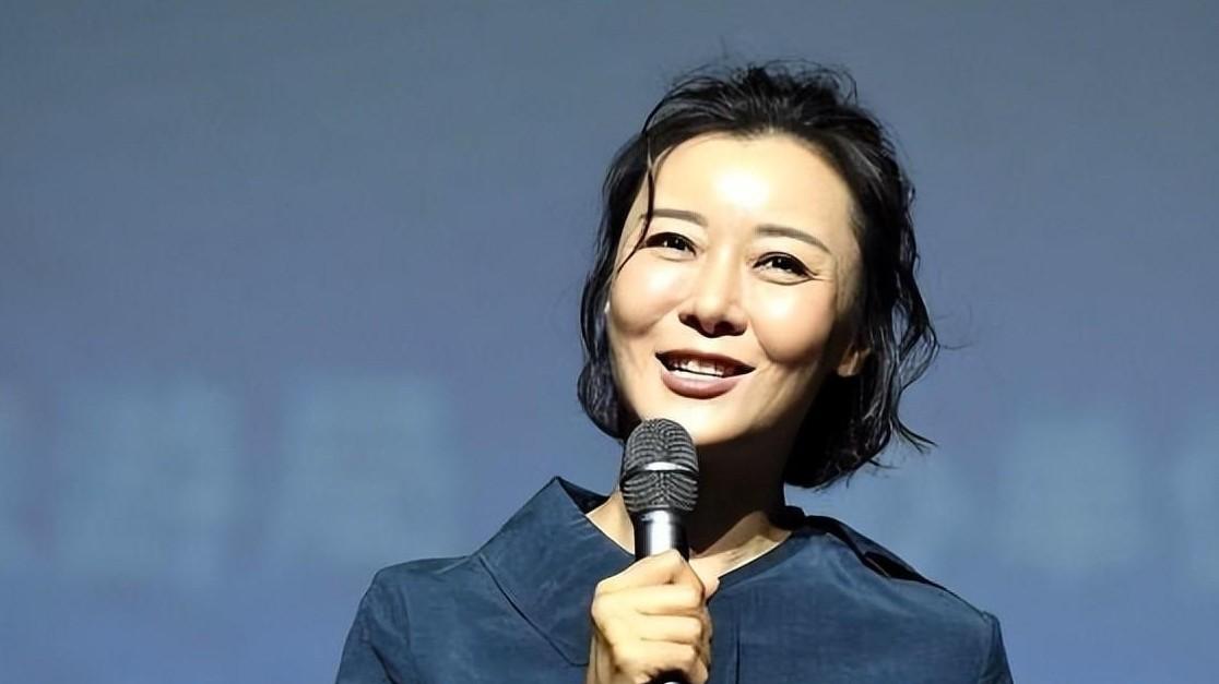 她是开国上将的孙女，23岁年薪百万，却遭李亚鹏背叛，如今51岁仍孑然一身