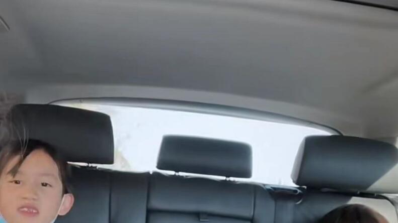 孙莉|孙莉携仨子女踏冰，多多素颜出镜脸型变精致，网友直呼被美晕了