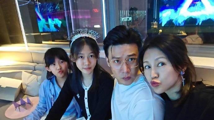 47岁陆毅为15岁女儿庆生！一家四口同框显温馨，母女合影似姐妹花