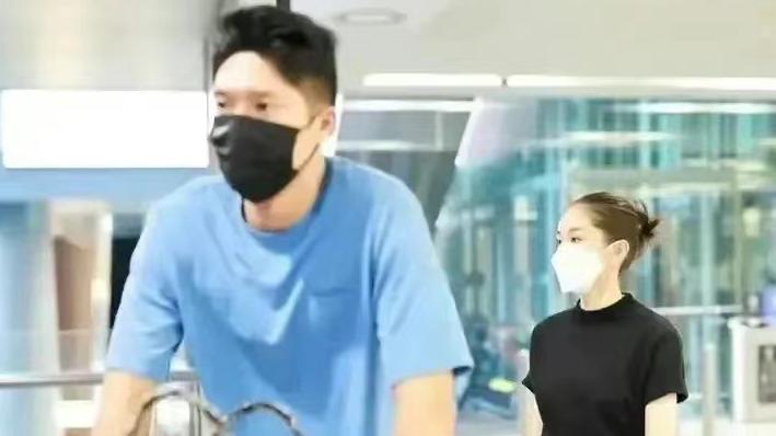 心肌梗塞|34岁王子文疑情变！与吴永恩现身机场形同陌路，互不理睬显冷漠