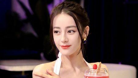 迪丽热巴生图流出，身穿白色挂脖裙身姿曼妙，全程不忘用手挡胸