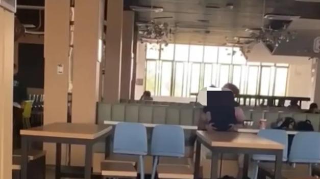 情侣|“车库小情侣”之后，“食堂直播”又冒出来了