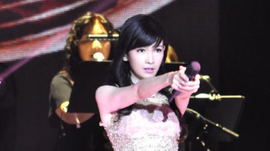 55岁的周慧敏瘦得吓人！抹胸裙都撑不住的干瘪身材，55岁瘦得吓人显老化