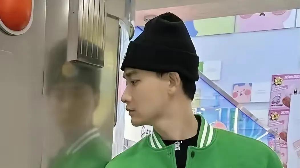 何龙龙|塌房！曝男艺人承认家暴，扇耳光抑郁症，扣身份证扫把打人，真乱