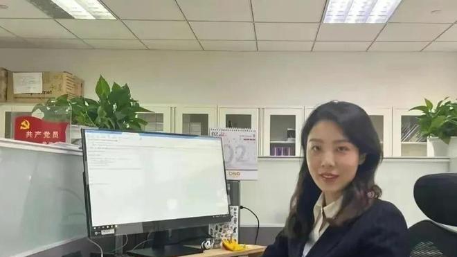 国企 起底与国企负责人亲密牵手的漂亮女子，211本硕毕业，曾是丑小鸭