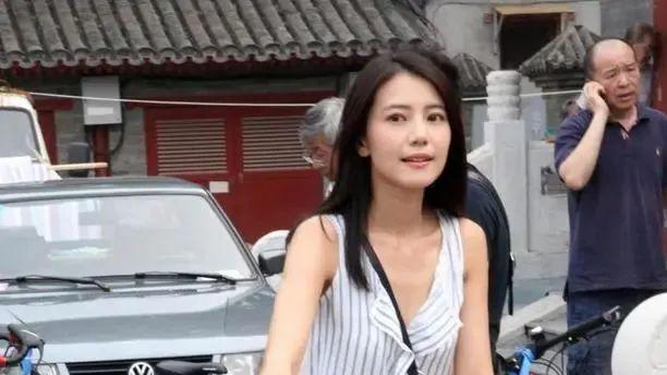 44岁高圆圆现状：人民广场小店吃包子，米色套装看着像25岁