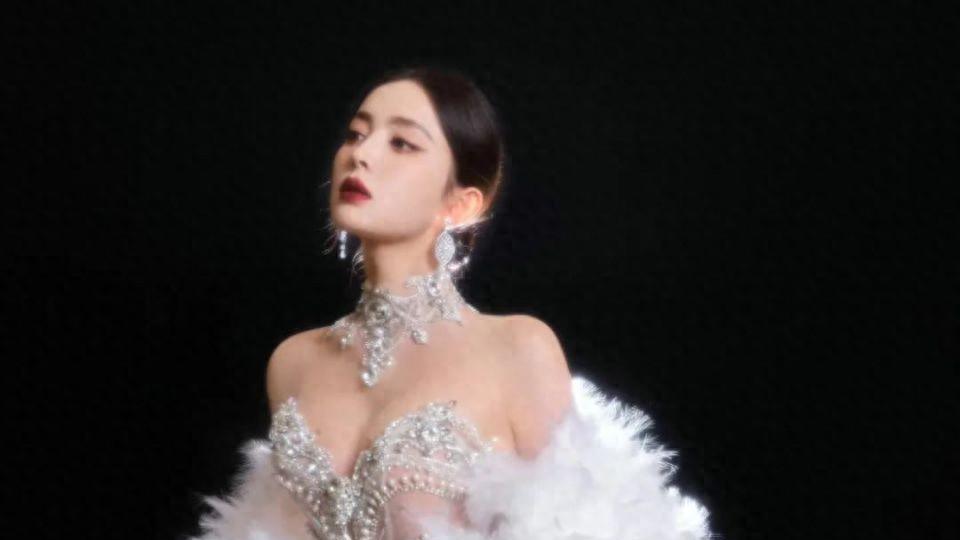 古力娜扎营销美貌翻车了，出道多年无作品，一手好牌打得稀烂！