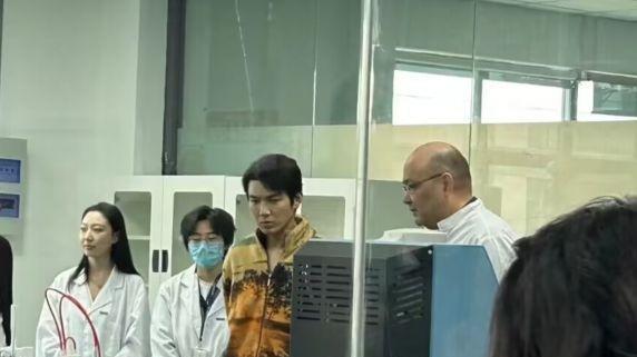 钟汉良|48岁钟汉良现身公司参观，穿搭遭网友吐槽