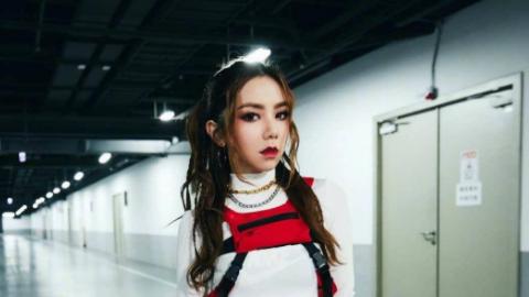 邓紫棋|邓紫棋好大的胆子，罕见难得的露后背，还能把“括号臀”给撑起来