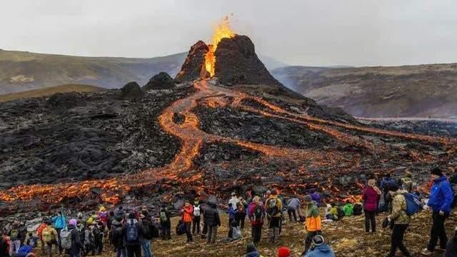 火山|坐在火山顶上的冰岛为啥能那么富裕？