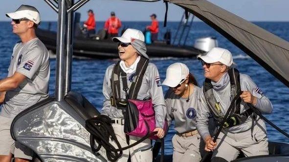 苏提达成功出圈，欧美粉丝匍匐跪拜她，玛哈国王笑不拢嘴！