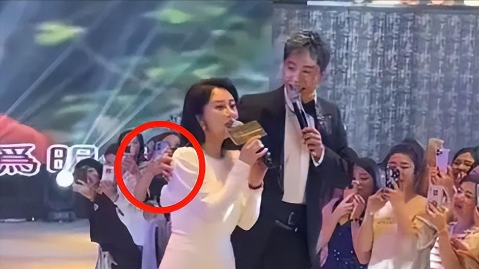 他8次上春晚，作死被捕入狱，今54岁无人问津，老搭档也断了联系