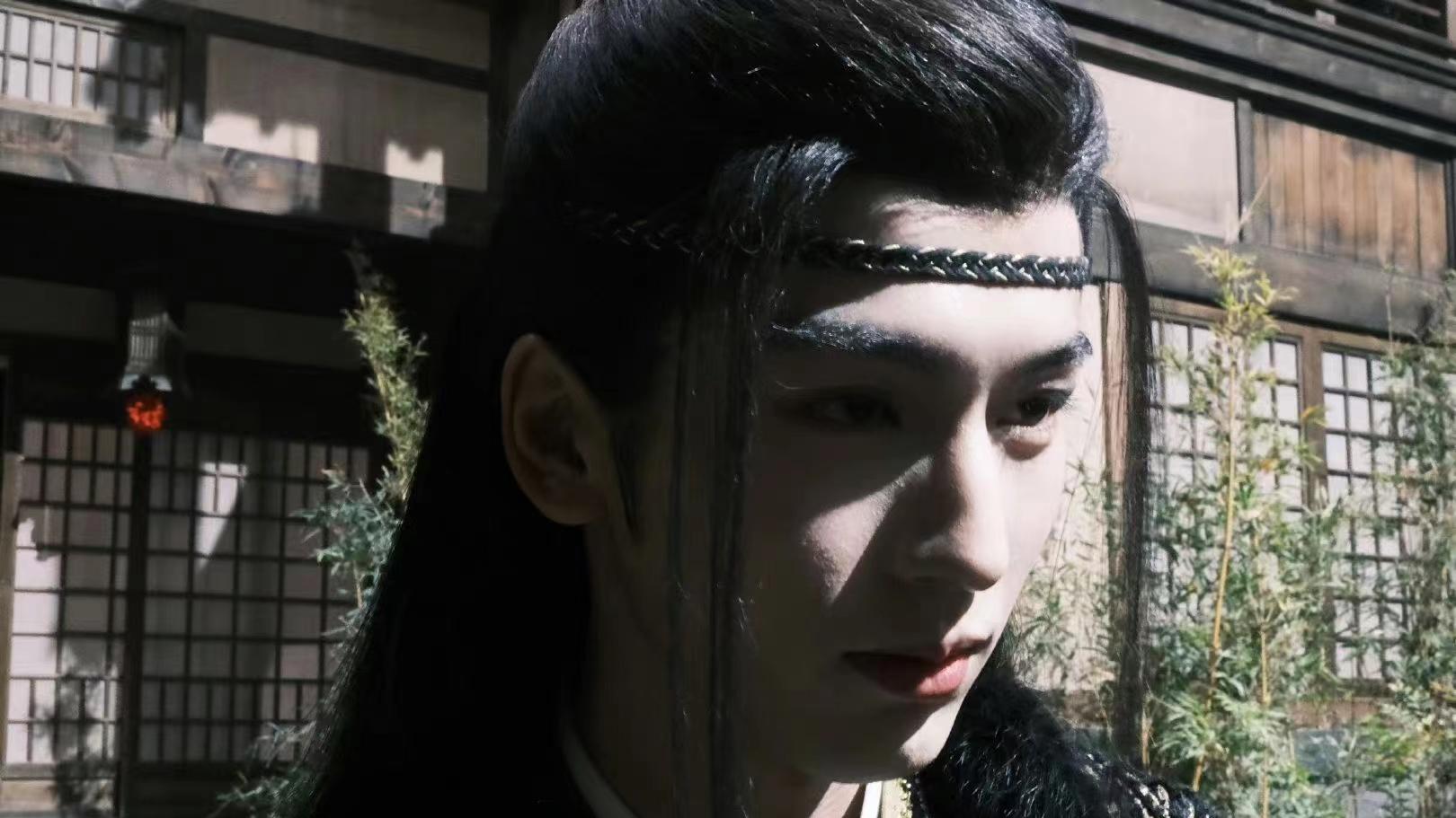 男演员的长相也很重要，将28岁的蒋龙与26岁张凌赫对比，差距一目了然