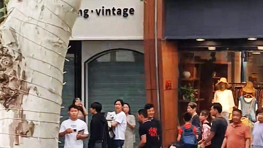 关晓彤|成都：25岁关晓彤街头拍戏，扮相成熟大长腿惹眼，真是便宜鹿晗了