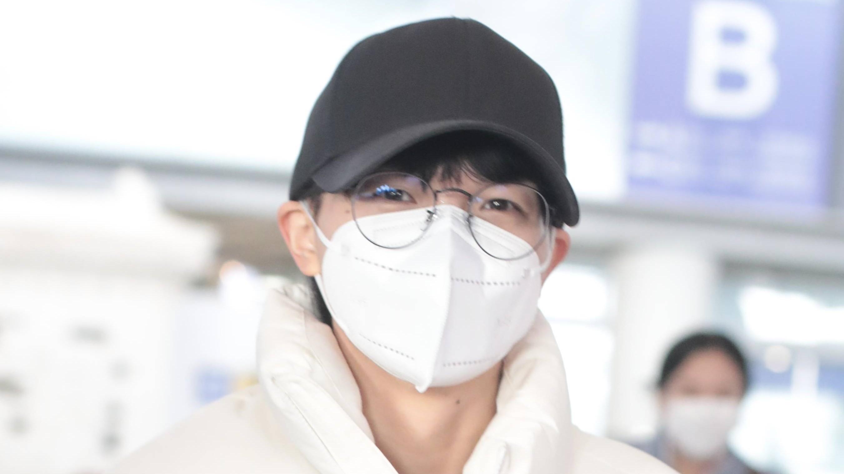 胡嘉欣|30岁周深裹棉袄现身机场！走路急促工作繁忙，出道8年已跻身顶流