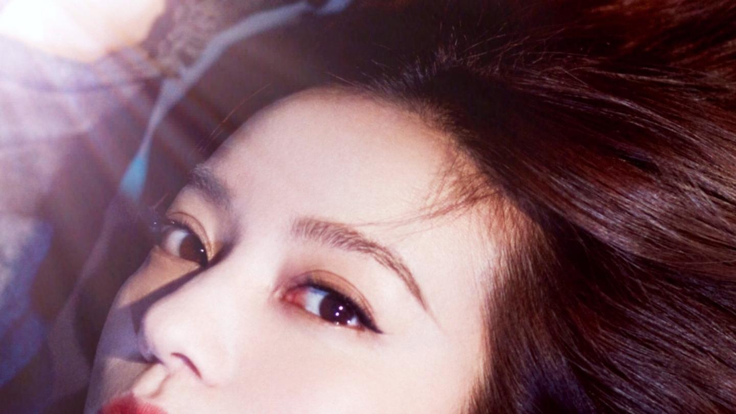 李晓峰|47岁赵薇低调现身北京，包裹严实手拿中国证件，移民传闻不攻自破