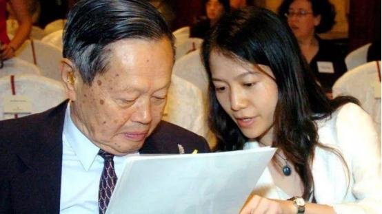 曝杨振宁瘫痪加重！目光呆滞眼神涣散，难怪翁帆着急跑路