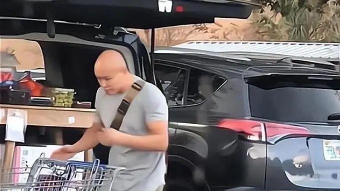 在美国开豪车住豪宅的乐嘉，已经48岁，被迫走上另一条道路！