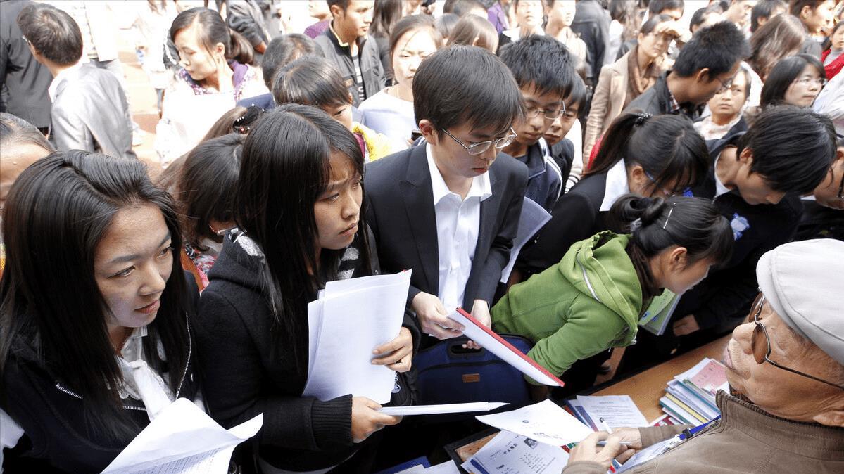 求职|女生网上吐槽：应届毕业生求职陷入纠结，是选择生存还是面子？