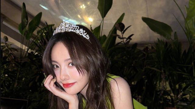 张嘉倪高调过36岁生日，没有买超的玫瑰花也很精彩，卢靖姗送祝福