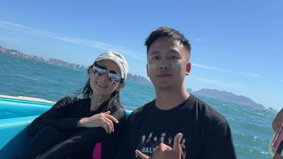 小姐姐|章子怡与年轻帅哥游艇冲浪！男方肤色黑大腿粗壮，自称想混个角色