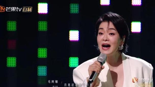 14位歌手大合唱，站位讲究按照年龄大小，毛阿敏孙楠稳居C位