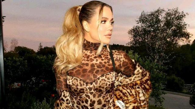 科勒·卡戴珊|38岁科勒穿豹纹装，一头金发诱惑！身材不输金小妹，越来越美