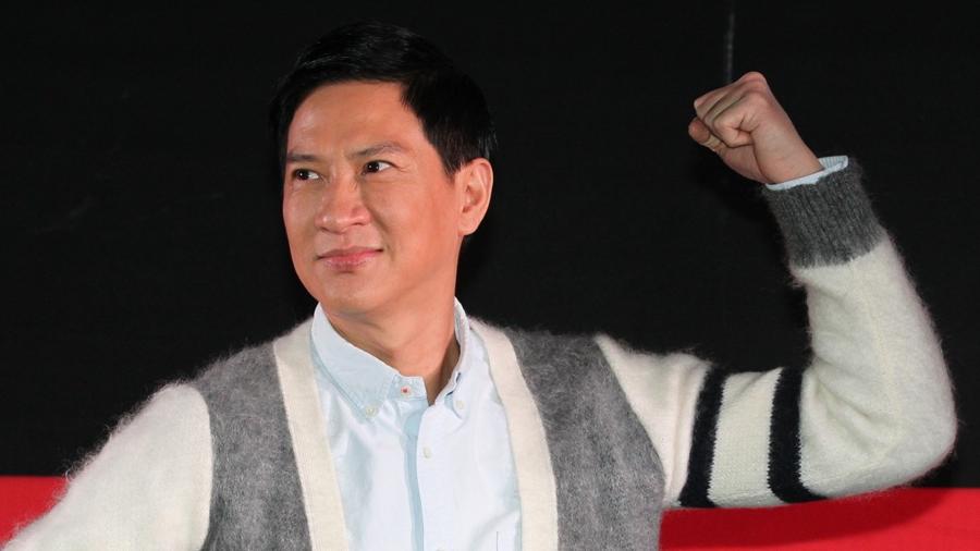 张家辉携妻女亮相，关咏荷老成奶奶样，女儿长得和爸爸一模一样