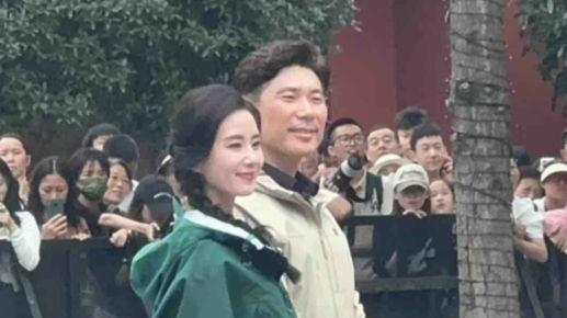 刘诗诗现身成都太古里，仪态端庄气质出众，反季节穿搭不怕热