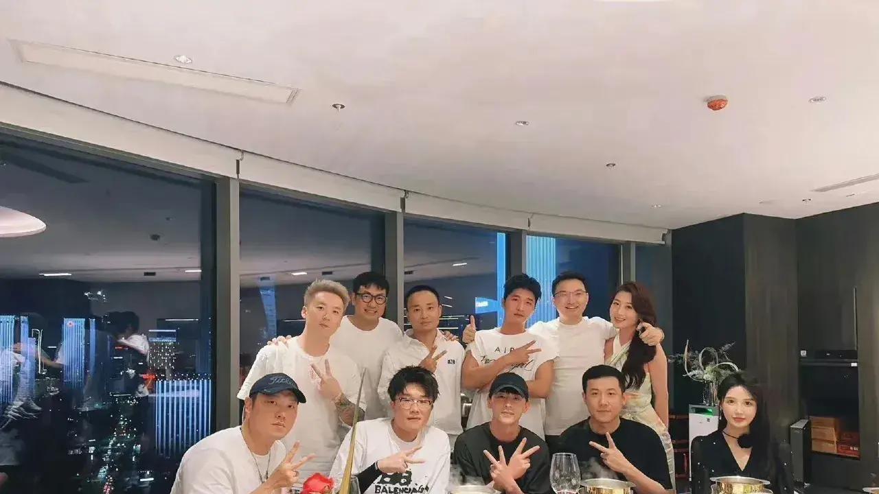 邓伦近照曝光：和友人聚餐仍居C位，身材发福满脸落寞风光不再