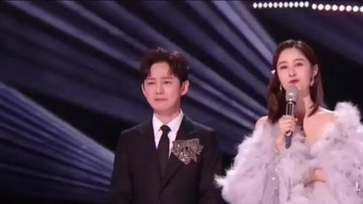 何炅|何炅泪洒跨年晚会，登上热搜，网上议论纷纷