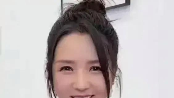 何洁 37岁何洁瘦身成功，扎着麻花辫散发着浓厚的少女气息，年轻似少女