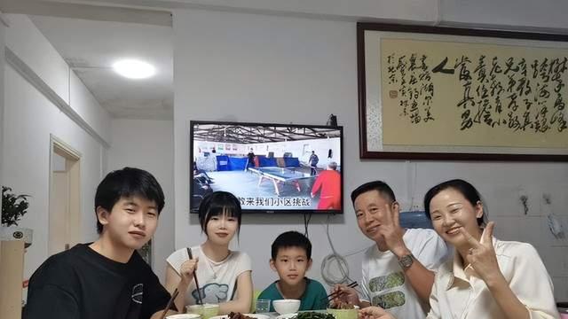 孙卓|人逢喜事精神爽！孙海洋夫妇拍全家福，洋洋看老婆满眼宠溺好幸福