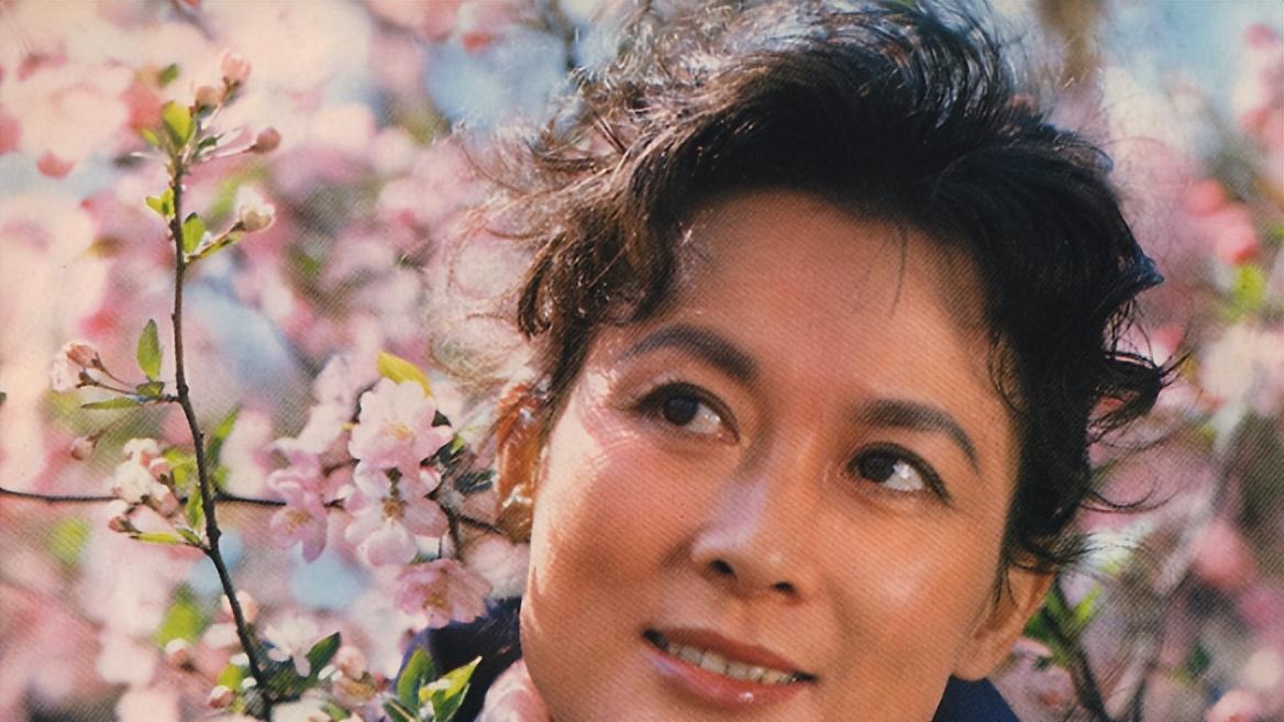 演员向梅：83岁退休后生活悲凉，背后真相曝光，才知道风光后的痛