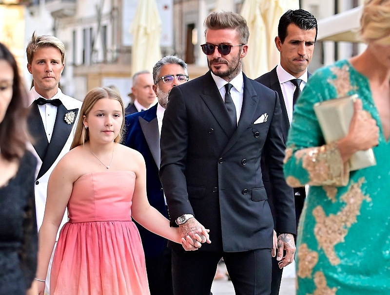 高定|人小鬼大！贝嫂母女外出逛街遭狗仔跟拍，小七做搞怪手势回应