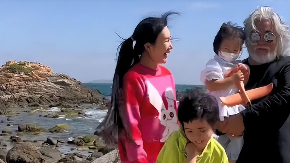 潘晓婷|71岁张纪中带娇妻骑马！小31岁妻子身材发福模样大变，被疑怀4胎